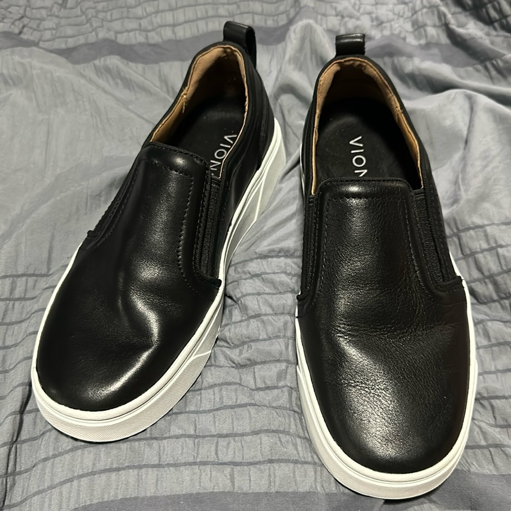 Vionic black leather tennis shoes